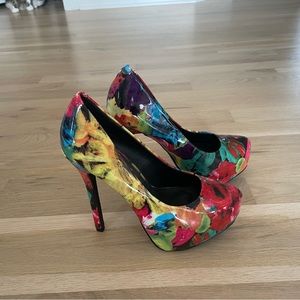 Stunning Floral Steve Madden shoes size 6